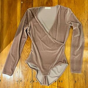 Madewell Women’s Velvet Long Sleeve Bodysuit, Pink